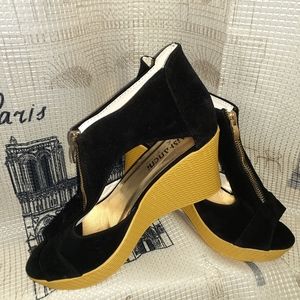 Aishaneni black zip up wedge